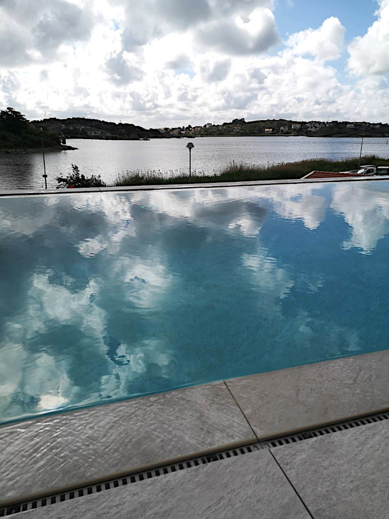 Infinity pool facing the ocean at Kusthotellet Styrsö