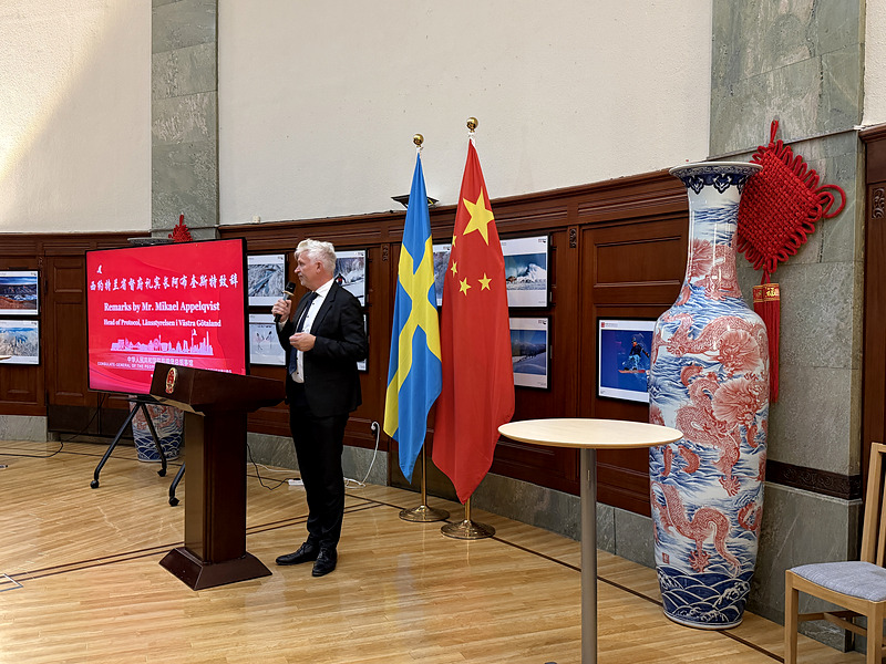 Mikael Appelqvist, Head of Protocol at Länsstyrelsen i Västra Götaland, speaking beside a large blue and white porcelain vase