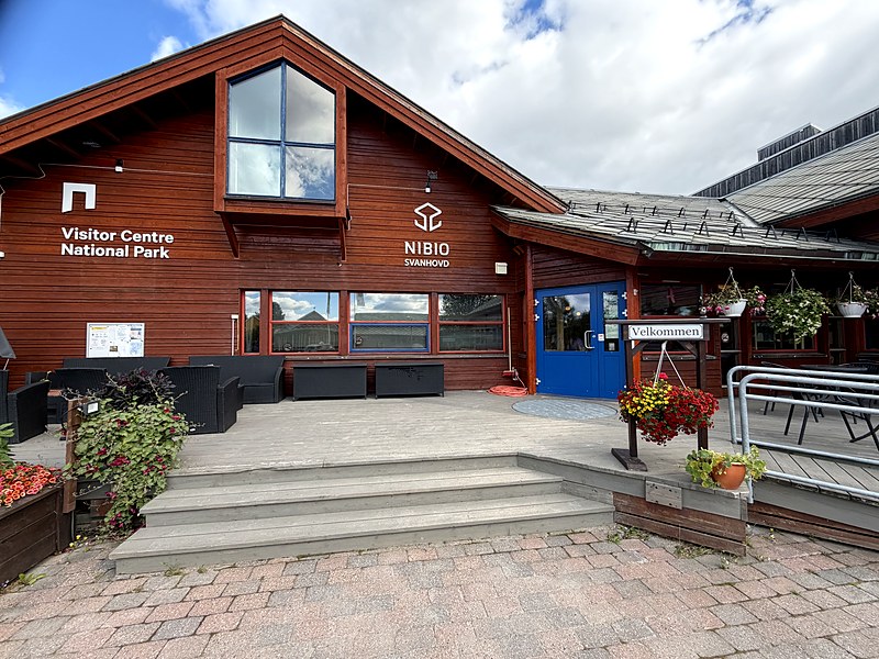 The red timber visitor centre building at NIBIO Svanhovd