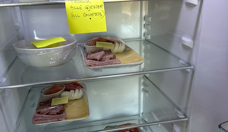 Fridge shelves with individually labelled breakfast portions